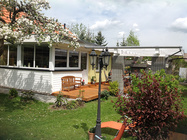 Ferienhaus im blühenden Garten